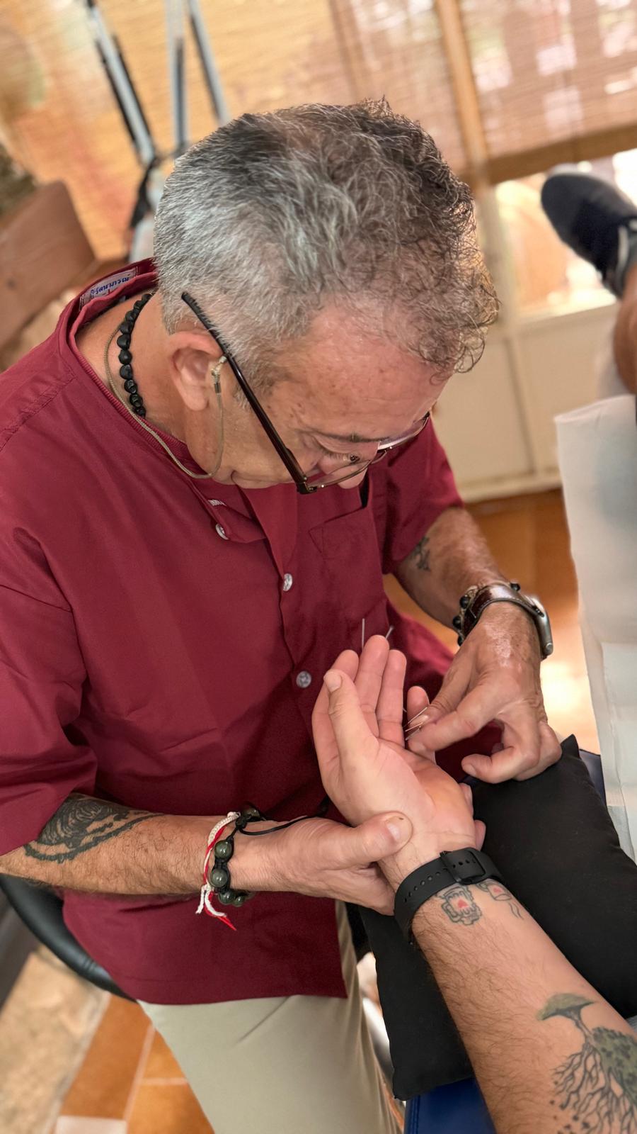 Joan Josep Balart aplicando acupuntura clínica en la mano de una persona